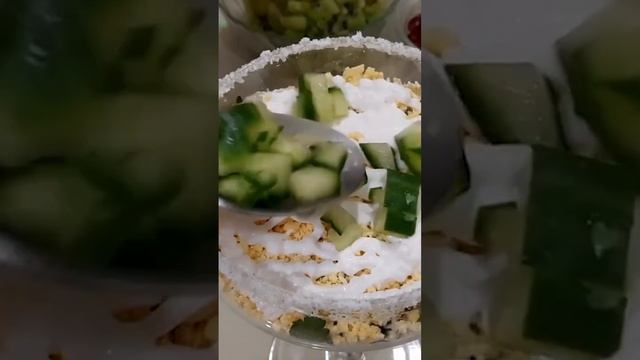 Салат с копчёной курицей "Новогоднее Настроение" #short #короткоевидео #рецепты #shortvideo смотреть онлайн