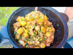 Тушеная картошка с свининой в казане.