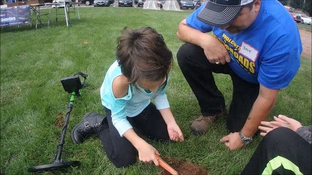 Metal Detecting, Giving back and giving away Treasure! White's X Venture metal detector смотреть онлайн