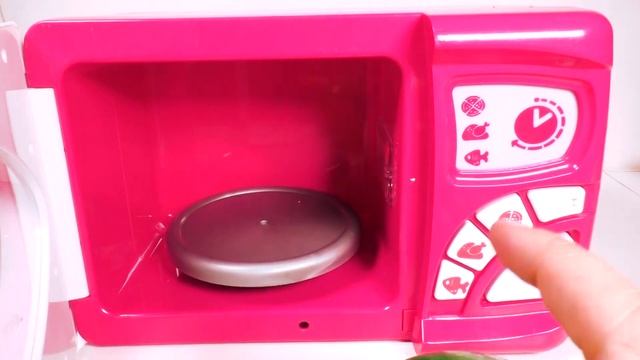 Играем и учим цвета с мячиками, волшебной микроволновкой и конфетами смотреть онлайн