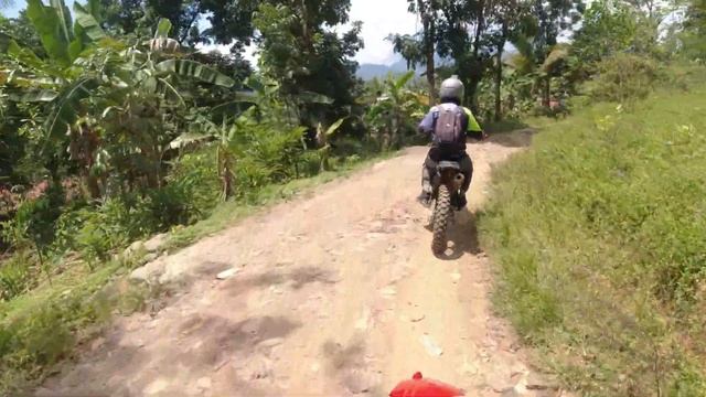 Off road motorbike in hambalang, west java, Indonesia смотреть онлайн