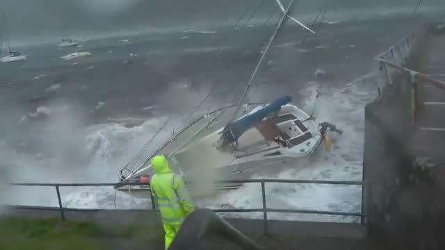 Якорная стоянка - Сорванную с якоря яхту выбрасывает на камни смотреть онлайн