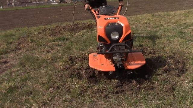 Фрезеровка сада мотоблоком La frezuit cu motocultorul Kamoto 7H.P смотреть онлайн