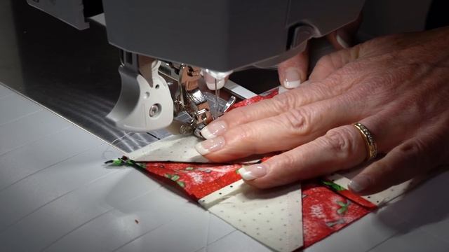 How to Make a Strawberry Fields Table Runner | a Shabby Fabrics Tutorial смотреть онлайн