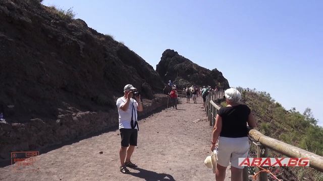 В кратера на вулкана Везувий - Професия турист смотреть онлайн