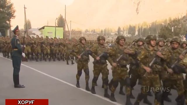 Президент Таджикистана провел военный парад на границе с Афганистаном/Военный парад в Хороге
