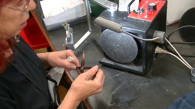 Sharpening a Gouged Tip Shears | Bonika Shears смотреть онлайн