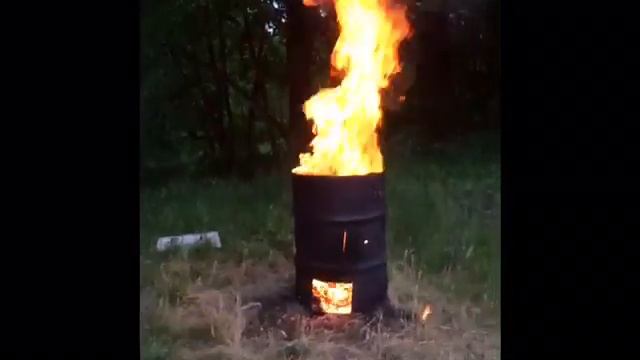 Я в своей деревни! И ещё мы подожгли бочку с мусором))) смотреть онлайн