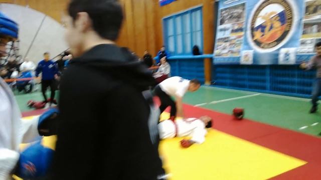 Рукопашный бой закончился нокаутом на первой минуте смотреть онлайн