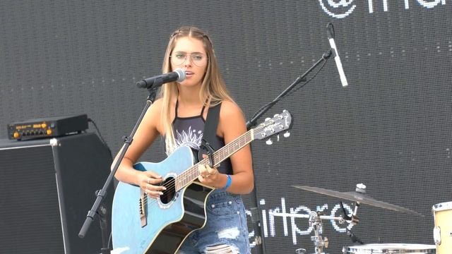 Pacific Blue - Emily Zeck aka That Pineapple Girl смотреть онлайн