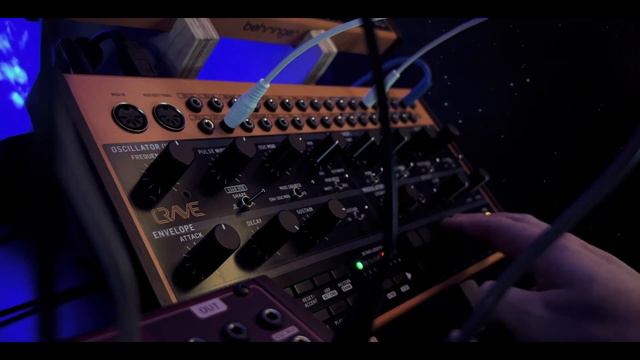 Behringer Crave does moody lead смотреть онлайн