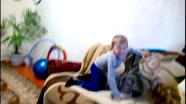 Гимнастические кольца дома, ребенок скачет как сайгак смотреть онлайн