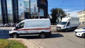 Разбил окно и сбежал. Житель Вологды разбил заднее окно в машине скорой помощи и сбежал.