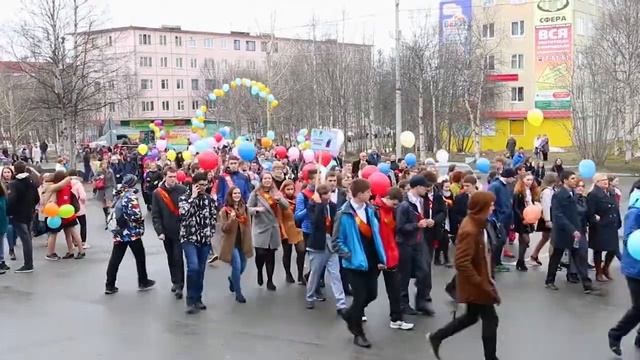 Колонна выпускников 2017 и совместное селфи, Апатиты смотреть онлайн