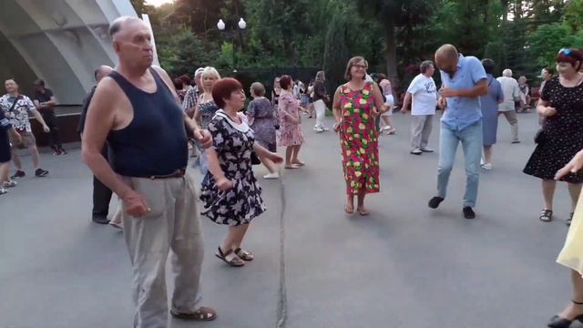 МНЕ СУДЬБА ПОДАРИТ СВОЙ ОТ СЧАСТЬЯ КЛЮЧ! ТАНЦЫ В ПАРКЕ ГОРЬКОГО ХАРЬКОВ СЧАСТЛИВЫЕ ДНИ смотреть онлайн