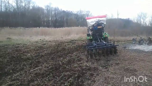 Дисковая борона на минитрактор , работа с бороной .