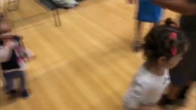 Играть в боулинг разноцветные шары для боулинга..Игра за игрушку смотреть онлайн