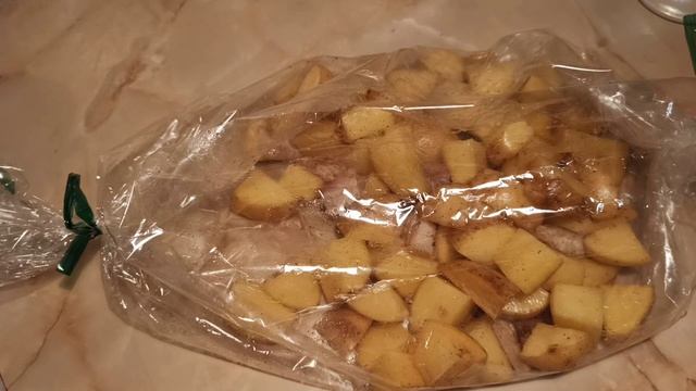 Картофель в микроволновке с салом в рукаве для запекания. смотреть онлайн