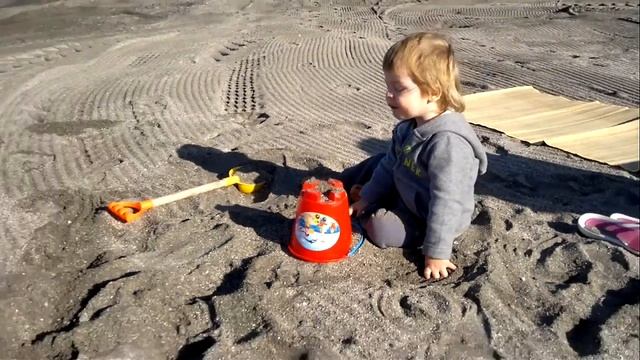 Степа ест канарский вулканический песок, 2 года смотреть онлайн