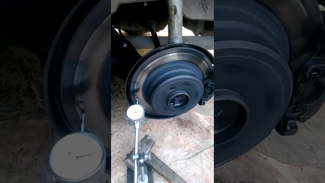 Проверка биения тормозного диска BMW E34. смотреть онлайн