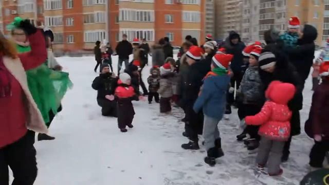 Дед Мороз и Снегурочка поздравляют горожан во дворах Чебоксар смотреть онлайн