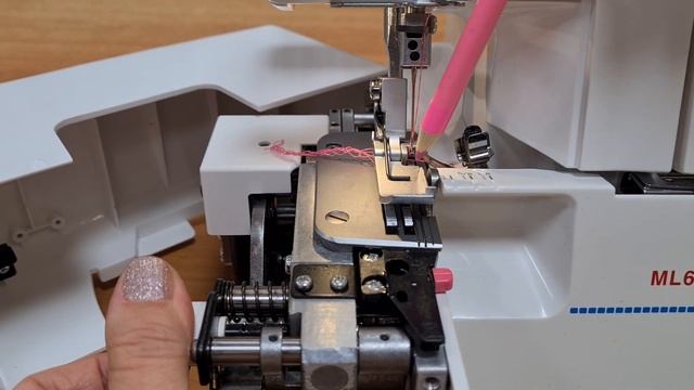 Как настроить Оверлок на любую ткань,если нависают петли. Регулировка ножа на оверлоке. смотреть онлайн