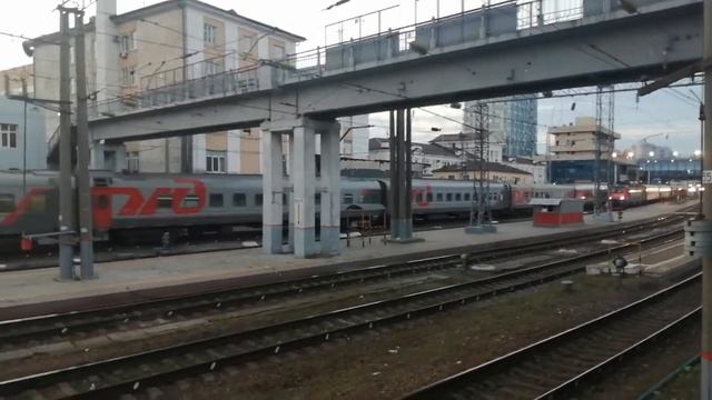 Электровоз ЭП1М с пассажирским поездом Адлер-Томск. смотреть онлайн