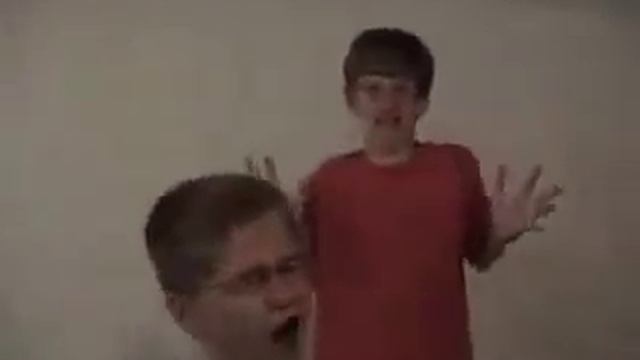 Two weird kids dance to Crazy frog смотреть онлайн