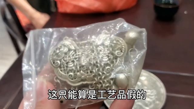男子说碰到了婚骗！一万彩礼换回一百多硬币，鉴宝居然价值十几万【小闫打铁镯】 смотреть онлайн