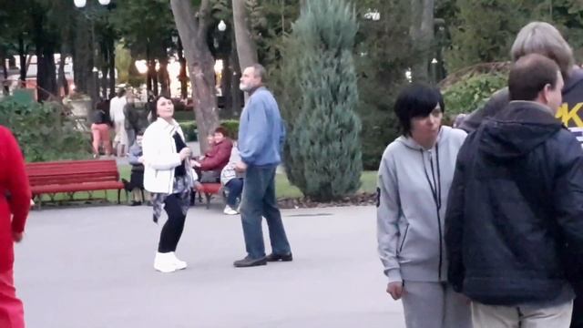 ЛИСТЬЯ ЖЁЛТЫЕ НАД ГОРОДОМ КРУЖАТСЯ! ???/ТАНЦЫ В ПАРКЕ ГОРЬКОГО ХАРЬКОВ СЕНТЯБРЬ 2020 смотреть онлайн