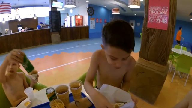 Обед в аквапарке смотреть онлайн