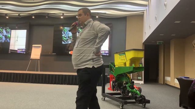 Джон Ларкин 360 yield center. Инструменты качественного посева и внесения удобрений смотреть онлайн