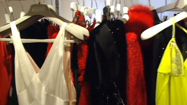 Séance shopping ultra luxe et décolleté outrageux. смотреть онлайн