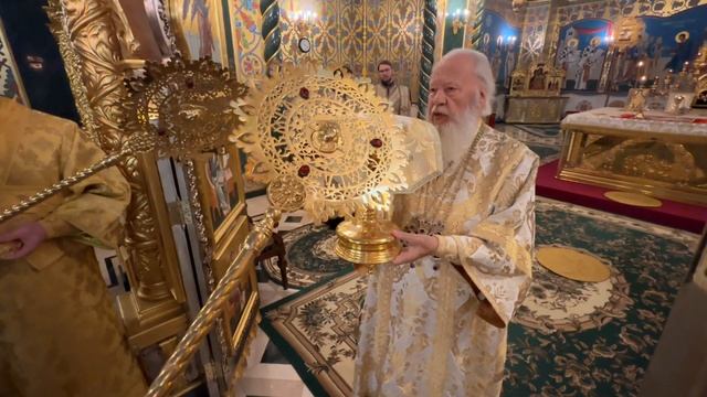 Божественная литургия в нижнем храме Спасо-Преображенского кафедрального собора