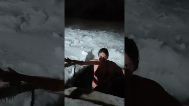 Моя Любимая Жена занырнула, а Евгения Семенькина отказалась нырять в прорубь смотреть онлайн