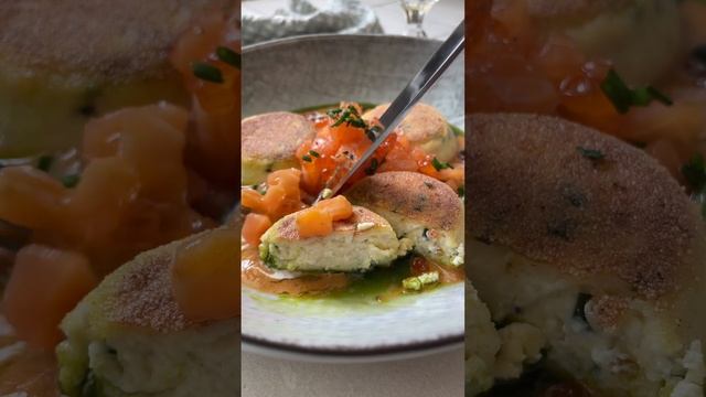 Солёные сырники с сыром сулугуни и зелёным луком, с тартаром из лосося и соусом биск! ??Рецепт ? смотреть онлайн