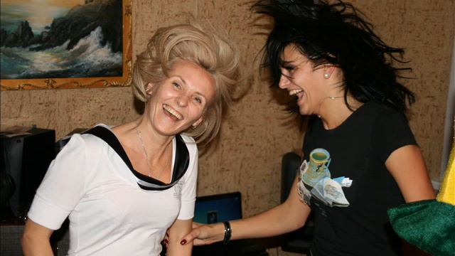 Крутой рэпчик на девичник.wmv смотреть онлайн