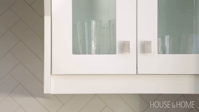 Room Tour: Bright & Blue Kitchen Makeover смотреть онлайн