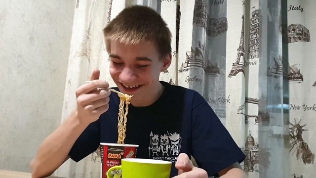 Денис пробует очень острый тайский суп ТОМ ЯМ. выживет ли он? смотреть онлайн