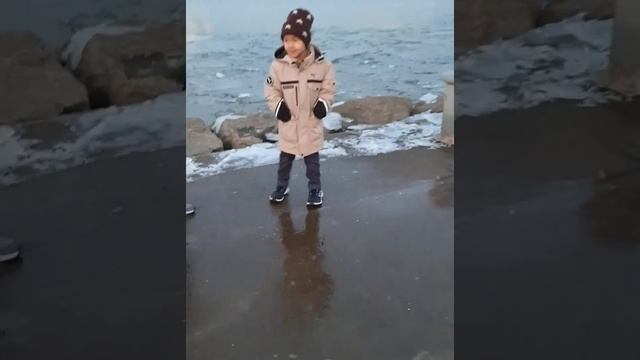 Зимний берег реки Ханган смотреть онлайн