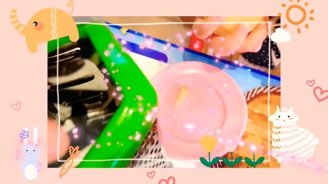 Играем с куклами лялями. Алёна их успокаивает и кормит. смотреть онлайн