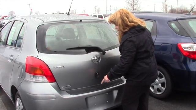 Locking and Unlocking the Yaris Trunk смотреть онлайн