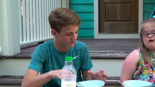 Weird Cereal Challenge! (MattyBRaps vs Sarah Grace) смотреть онлайн