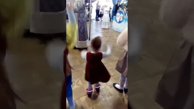 Новогодние танцы смотреть онлайн