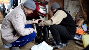 Снятие и установка переднего колеса на Honda CBR 1100 Super Blackbird