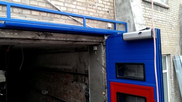 Складывающиеся ворота (крупный план) смотреть онлайн
