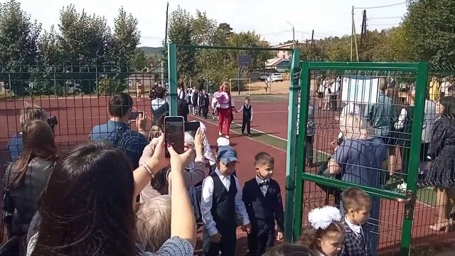 Первоклассники идут в школу смотреть онлайн