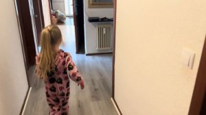 У Кристины новый питомец робот Loona / Loona и Кристина играют в прятки