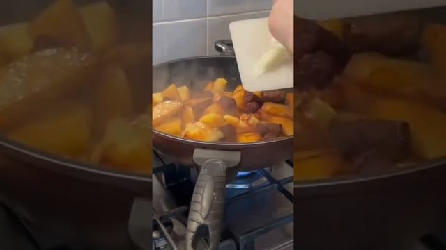 Сушеная Колбаса жареная с картошкой .