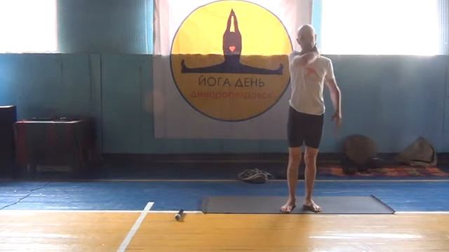 Арча Виграха. Детальная отстройка триконасаны и ардха чандрасаны. Йога День 24.9.16_2 смотреть онлайн